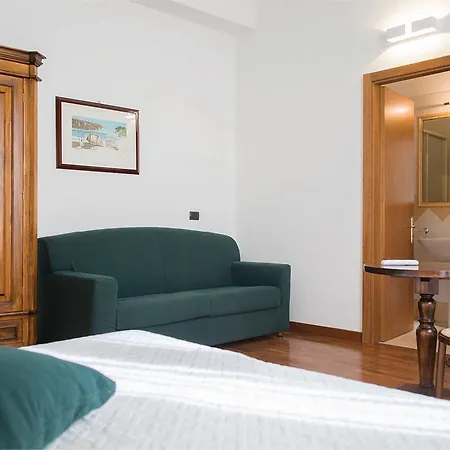 La Piazzetta 3*